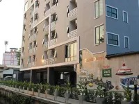 Double D Hotel Hotels near Koh Kret