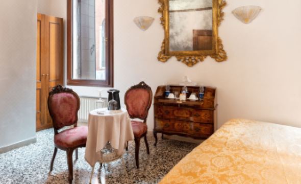 Luxury Venetian Rooms
