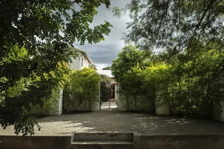 Out of Africa Guesthouse Отели в г. Очиваронго