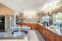 Super 8 by Wyndham San Antonio/Riverwalk Area - sarapan