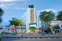 Whiz Prime Hotel Balikpapan Hotel dekat Roti maryam dan empek empek HNR lezat dan halal