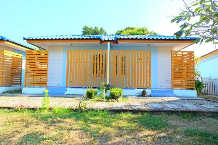 Baan Fa la Mai Resort Отели в г. Так