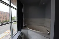 Days Inn & Suites by Wyndham Milwaukee - Hot Tub
