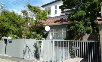 4 on Highworth Apartments and Studios