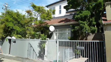 4 on Highworth Apartments and Studios Отели рядом с достопримечательностью «Iziko Koopmans-De Wet House»