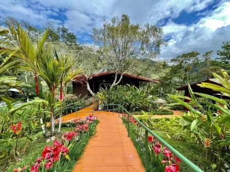 Hotel de Montaña El Pelicano Отели в г. Перес Селедон