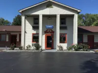 Falls Inn Hotels in Warren