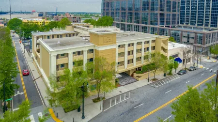 Inn at the Peachtrees, Ascend Hotel Collection Отели рядом с достопримечательностью «Государственный университет Джорджия»