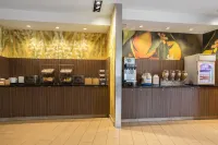 Fairfield Inn & Suites Waterloo Cedar Falls - breakfast