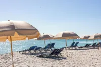 Sherry Frontenac Oceanfront Hotel 雪利弗龍坦納克海濱飯店 - 海滩