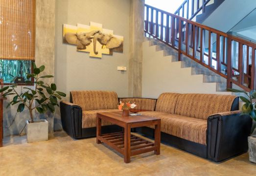 해변의 평화로운 일몰