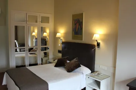 Hotel Leonor de Aquitania Отели рядом с достопримечательностью «Museo de Arte Abstracto Espanol»