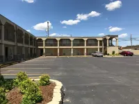Hutchinson Inn - parking