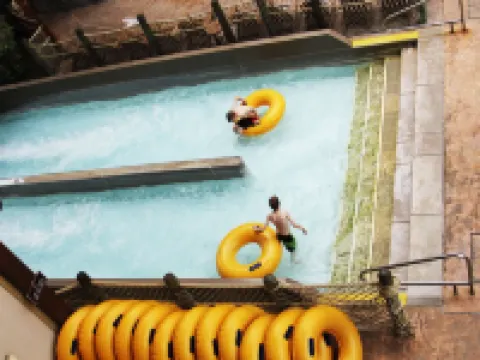 シックス フラッグス グレート エスケープ ロッジ & インドア ウォーターパーク クイーンズベリーのホテル