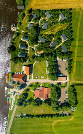 Waterlodge Skries in Nes Отели в г. Grouw