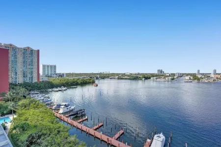 PETITE ITALIE WATERVIEW Отели рядом с достопримечательностью «Парк Хауловер»