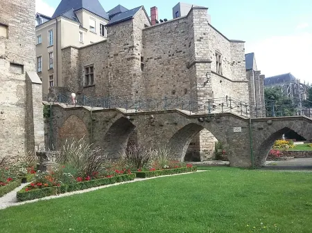 Petite Maison Romantique au Calme, Cœur Historique, Vue Ville et Jardin Отели рядом с достопримечательностью «Home of Adam and Eve»