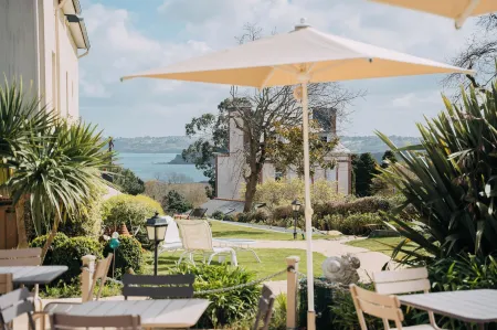 Hôtel les Agapanthes-Logis Hôtel Отели в г. Плубаланек