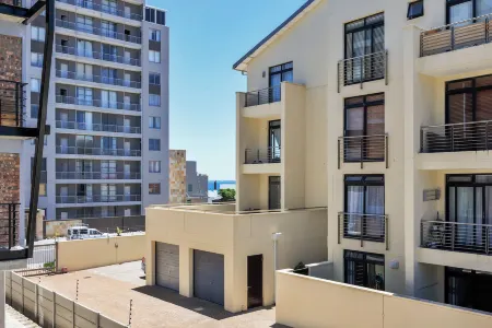 Manhattan on Coral Apartments Отели рядом с достопримечательностью «Bloubergstrand Beach»