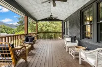 Peri Social House Hotels in Swannanoa