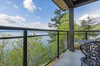 The Lodge on Harrison Lake - Bjergudsigt