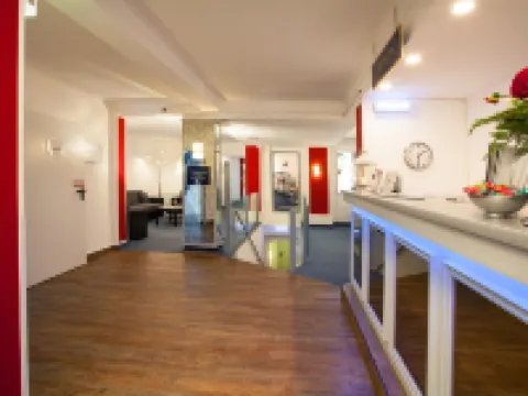 ไอเอ็นเอ โฮเทล รอยัล โรงแรมในโคโลญ