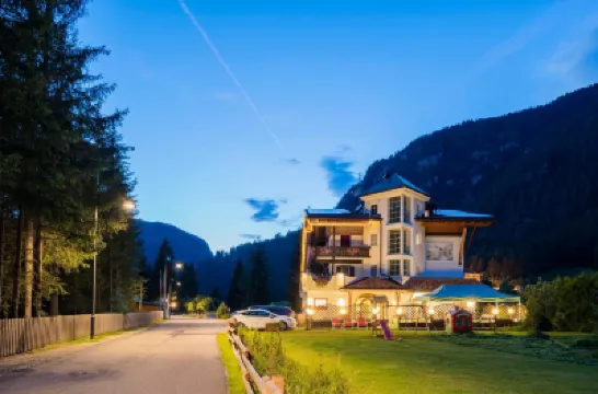 Chalet Pineta Relax Location Hotels near Sellaronda