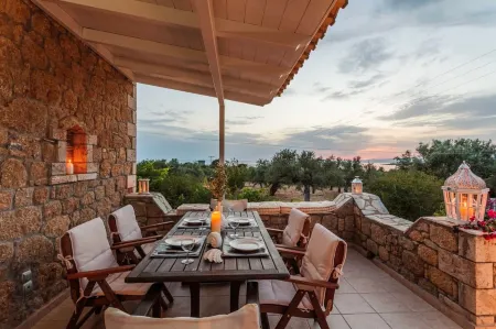 Mani's Aura Seaside-Spacious Summer Retreat