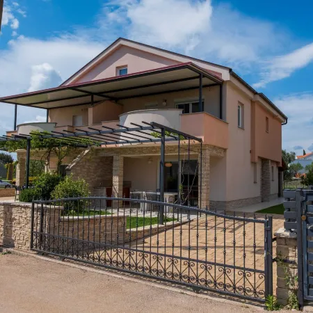 Charming Three Bedroom House Turanj