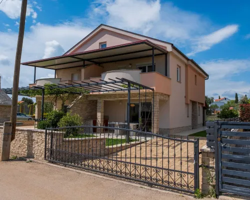 Charming Three Bedroom House Turanj Hotels in Turanj
