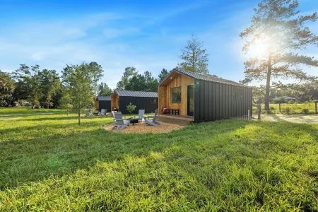 Vista Verde Farm Retreat - Stylish Cabins Nearby Springs