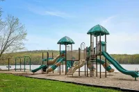 Atlas Point Lodge Sauna, Fireplaces, Kayaks, Lakes + Pet-friendly Yard