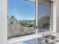 Coastal Home, 500m Walk to Hospital with Ocean Views