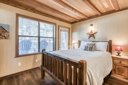 Enjoy a wood fire, balcony with mountain views at this home - close to ski Отели в г. Колфакс