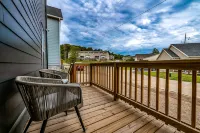 2-story modern & chic home near downtown with washer/dryer, AC, & fast WiFi Hôtels à : Fayetteville