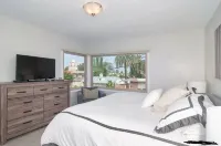 La Jolla Beach and Village - Contemporary and Bright w/Partial Ocean View