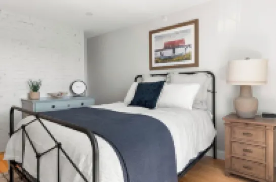 Beautifully Appointed 3-Bedroom Apartment w/Roofdeck, Central Andover location