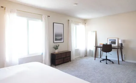 King Bed, Hottub, Gym, W/D, Parking, Balcony Отели рядом с достопримечательностью «Лейк Шервуд»