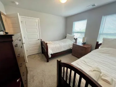 Spacious 4 BR (5 beds) 2.5 bath home in Newnan GA Hotels near Bubbles and Brushes Art Studio