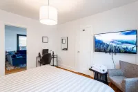 The Blue Sapphire: Modern & Stylish 2BR w/ 2 King Beds & Full Kitchen Hotels in Bridgeport