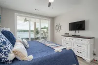 Luxe 8BR Lakefront Home, Private Pool, Hot Tub, Gameroom, Putting Green, Firepit - Bintang 5