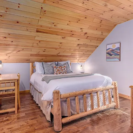Charming 2-bedroom cabin close to Bryson City with AC, WiFi, Hot tub