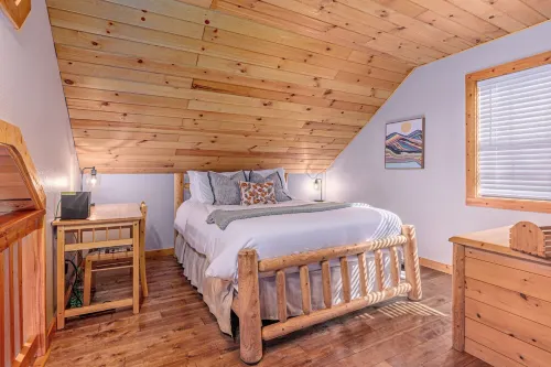 Charming 2-bedroom cabin close to Bryson City with AC, WiFi, Hot tub