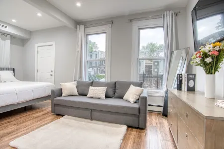 Elegant 2BR Modern Oasis Brand-New Build, Luxe Touches & Lightning-Fast WiFi, AC Отели рядом с достопримечательностью «Манхэттенский колледж»