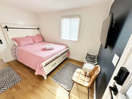 Sandy Toes  Salisbury Beach Cottage Отели рядом с достопримечательностью «Pines Camping Area»