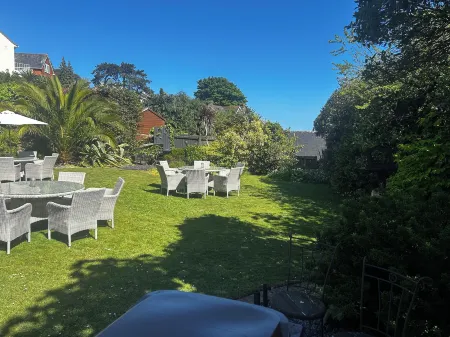 Amber House Hotel Отели рядом с достопримечательностью «Парк Пейнтон Зу Энвиронментал»