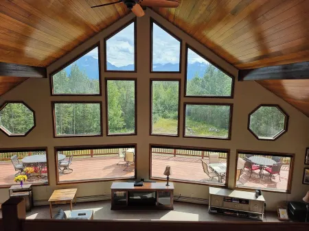 Spacious Lodge in Charming Palmer with Incredible Mountain Views