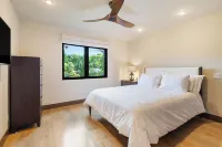 Luxury Home Cathedral Rock Views, Large Property with a Stream/ Lush Fruit Trees