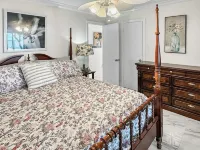 Baywatch Paradice Paradice  8 m to Beach, Private Pier, Sleeps 8 Fenced Dog Area Отели в г. 