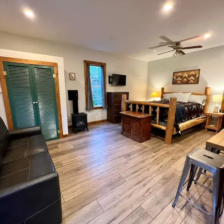 Cozy studio in gorgeous Salmon with AC, WiFi, Hot tub